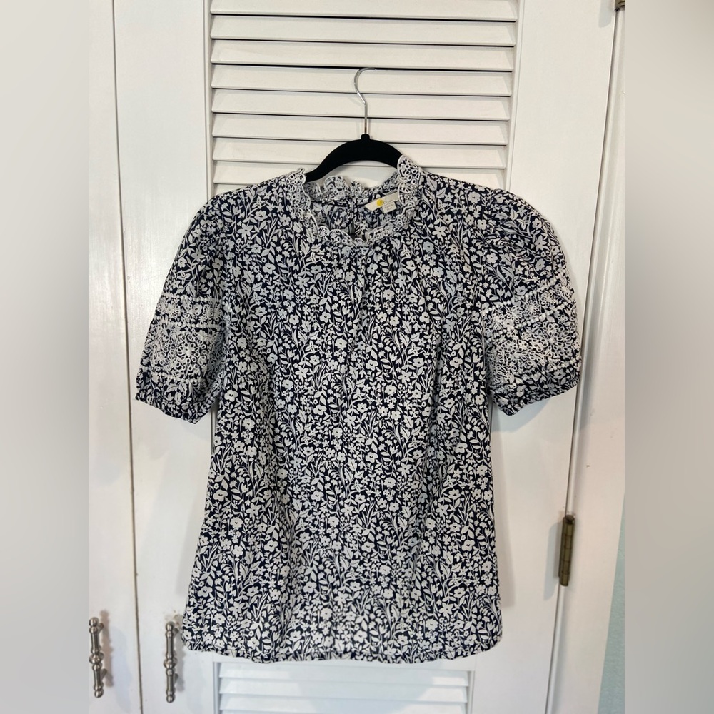 Boden Bkue and White Floral Blouse.  Short sleeved w/ eyelet. High neck.